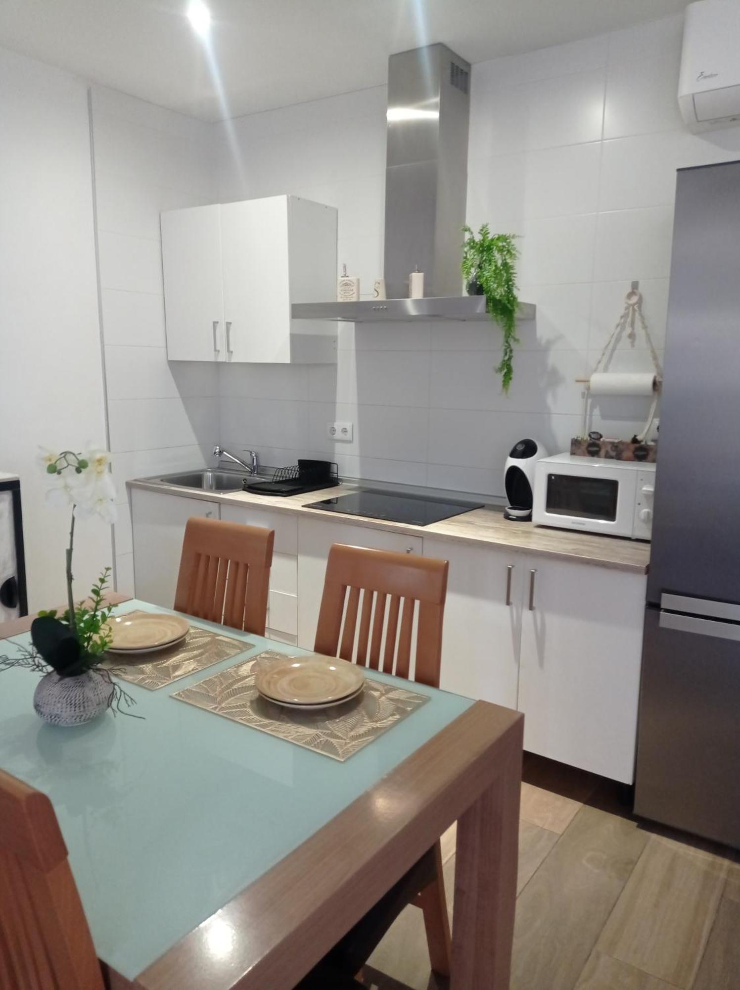 Loft para 2 personas con cocina americana con gran luminosidad, TV 42, cama de matrimonio con colchón de buena calidad, dos sofás grandes y comodos , con baño con plato de ducha,chimenea interior y 2terrazas de unos 50 metros y barbacoa exterior,pre Herencia Exterior foto