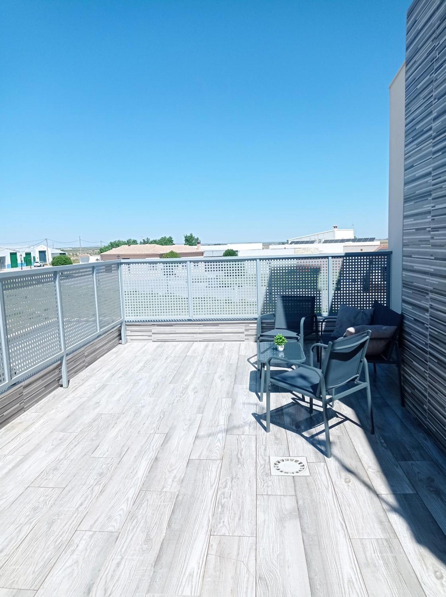 Loft para 2 personas con cocina americana con gran luminosidad, TV 42, cama de matrimonio con colchón de buena calidad, dos sofás grandes y comodos , con baño con plato de ducha,chimenea interior y 2terrazas de unos 50 metros y barbacoa exterior,pre Herencia Exterior foto