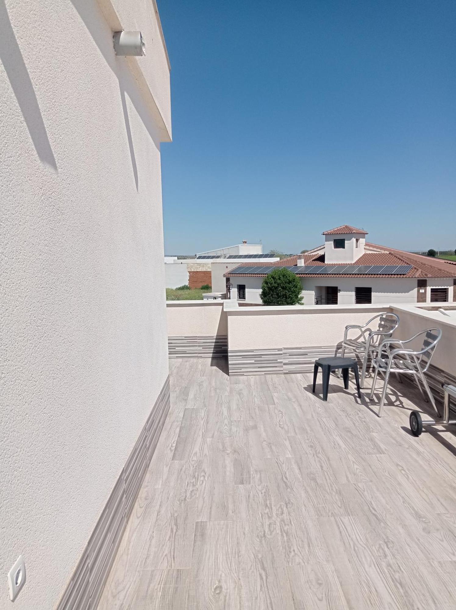 Loft para 2 personas con cocina americana con gran luminosidad, TV 42, cama de matrimonio con colchón de buena calidad, dos sofás grandes y comodos , con baño con plato de ducha,chimenea interior y 2terrazas de unos 50 metros y barbacoa exterior,pre Herencia Exterior foto