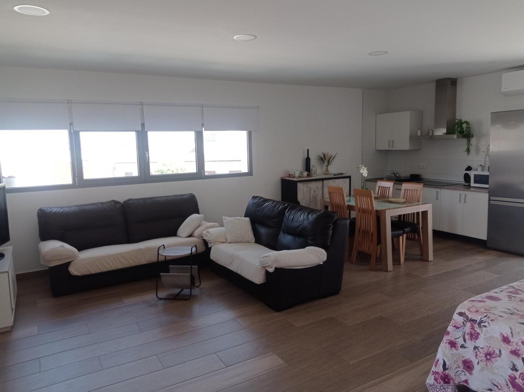 Loft para 2 personas con cocina americana con gran luminosidad, TV 42, cama de matrimonio con colchón de buena calidad, dos sofás grandes y comodos , con baño con plato de ducha,chimenea interior y 2terrazas de unos 50 metros y barbacoa exterior,pre Herencia Exterior foto