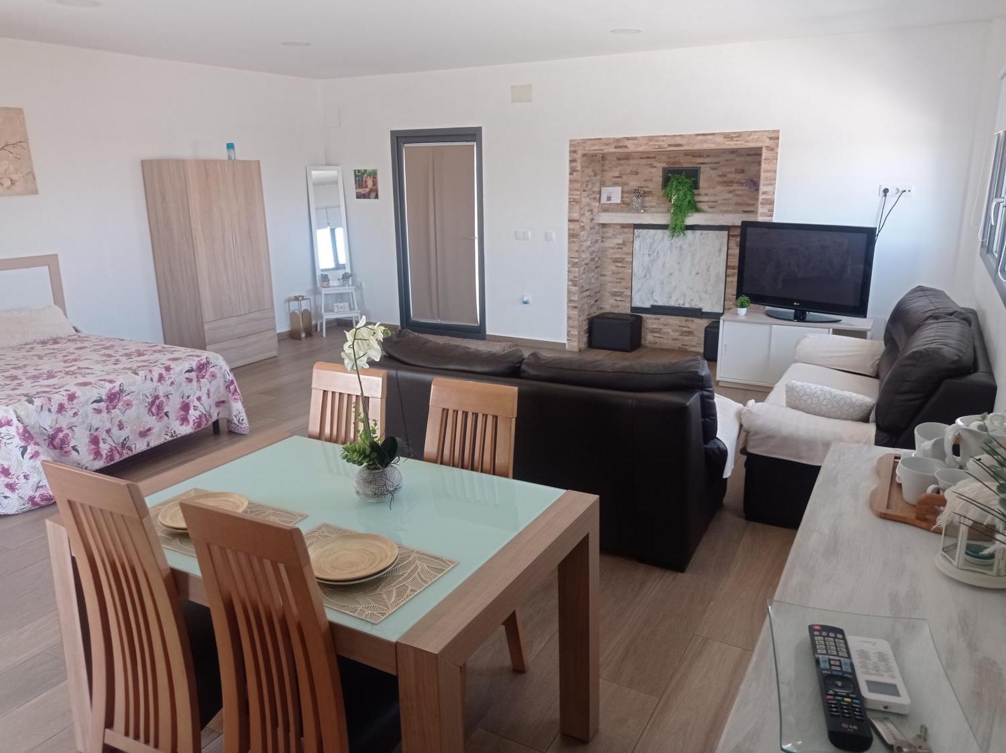 Loft para 2 personas con cocina americana con gran luminosidad, TV 42, cama de matrimonio con colchón de buena calidad, dos sofás grandes y comodos , con baño con plato de ducha,chimenea interior y 2terrazas de unos 50 metros y barbacoa exterior,pre Herencia Exterior foto